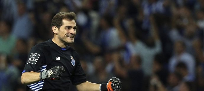 Brankář Porta Iker Casillas slaví vítězství proti Benfice