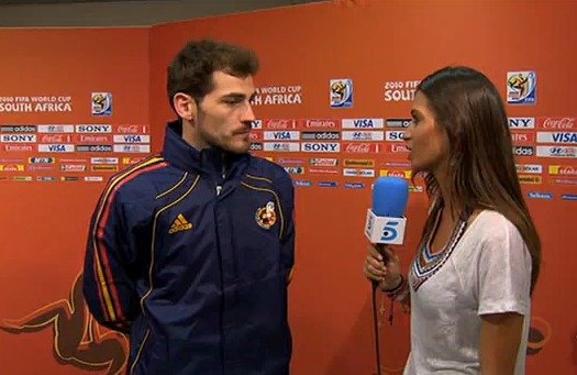 Ikera Casillas zpovídá v televizním rozhovoru jeho přítelkyně. A ta se ptá: Jak jste to mohli takhle pohnojit?