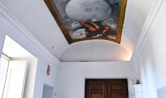 Unikátní malba od Caravaggia. Představuje nebeskou sféru s Jupiterem na jedné straně, Neptunem a Plutem na druhé.