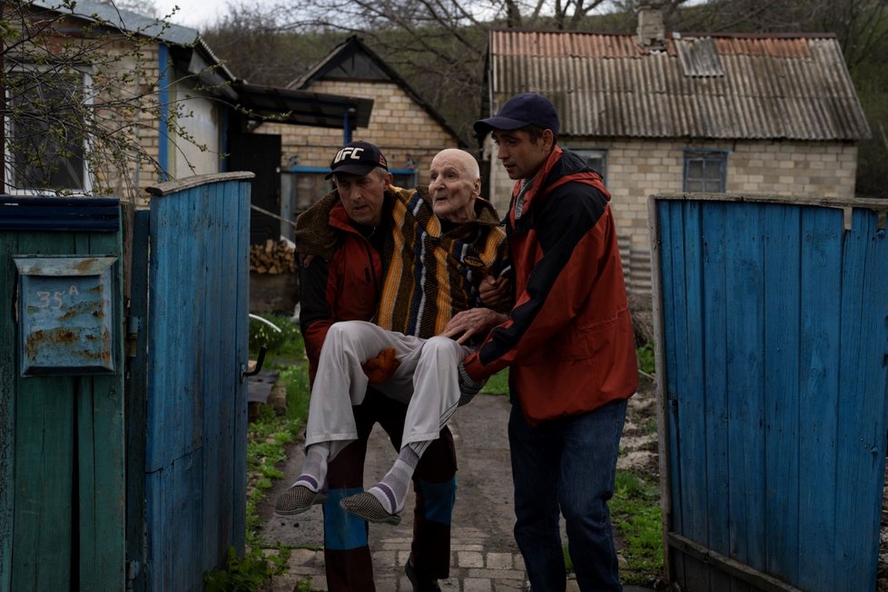 Evakuace hospicu v Časiv Jaru v Doněcké oblasti (18. 4. 2022).