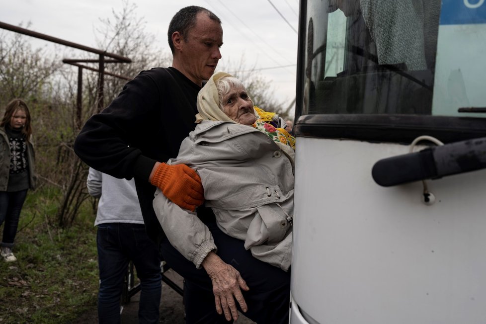 Evakuace hospicu v Časiv Jaru v Doněcké oblasti (18. 4. 2022).