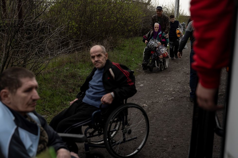 Evakuace hospicu v Časiv Jaru v Doněcké oblasti (18. 4. 2022).