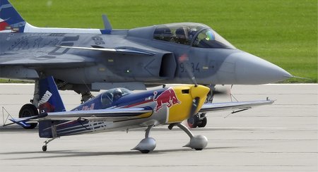 Show mistra světa v Red Bull Air Race Martina Šonky s akrobatickým speciálem Extra 300 a stíhačky JAS-39 Gripen, kterou pilotoval pilot Ivo Kardoš