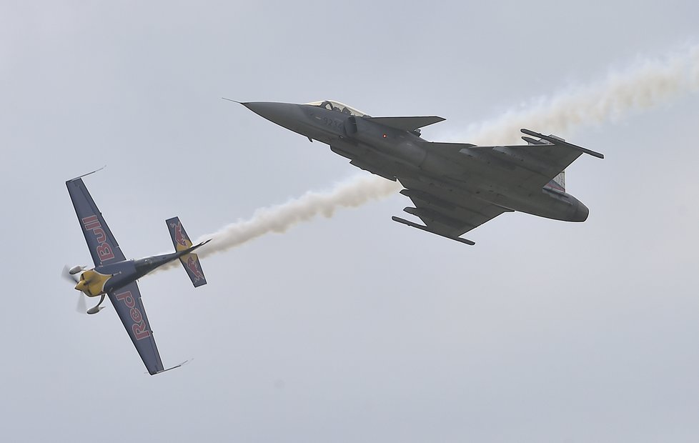 Show mistra světa v Red Bull Air Race Martina Šonky s akrobatickým speciálem Extra 300 a stíhačky JAS-39 Gripen, kterou pilotoval pilot Ivo Kardoš