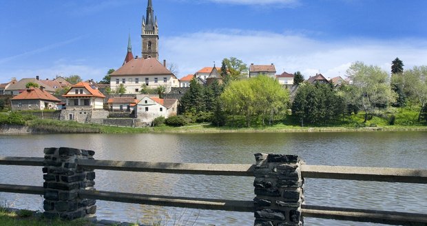 Seniorka s dětmi spadla v Čáslavi do rybníka.
