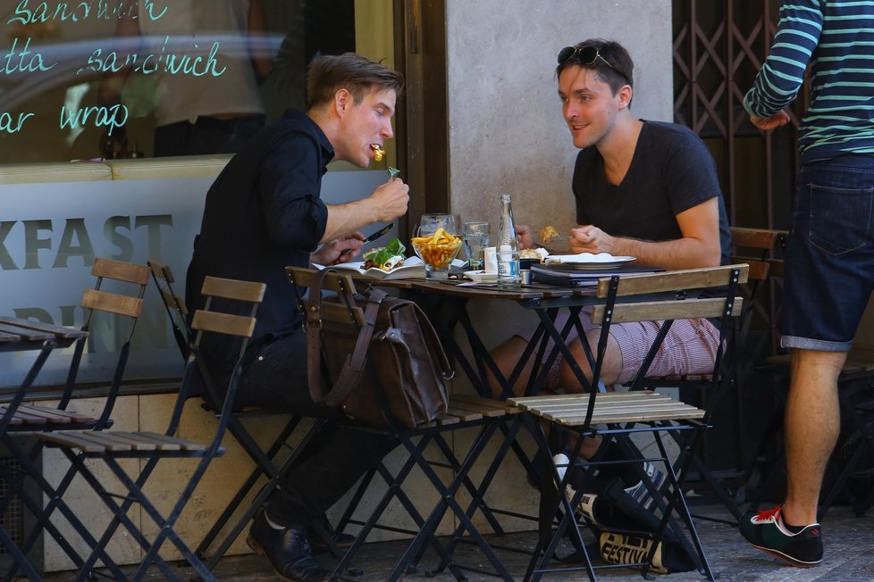 Vladimír Polívka a Karel Heřmánek jr. se po posledním rozloučení vydali na jídlo do nedaleké restaurace.