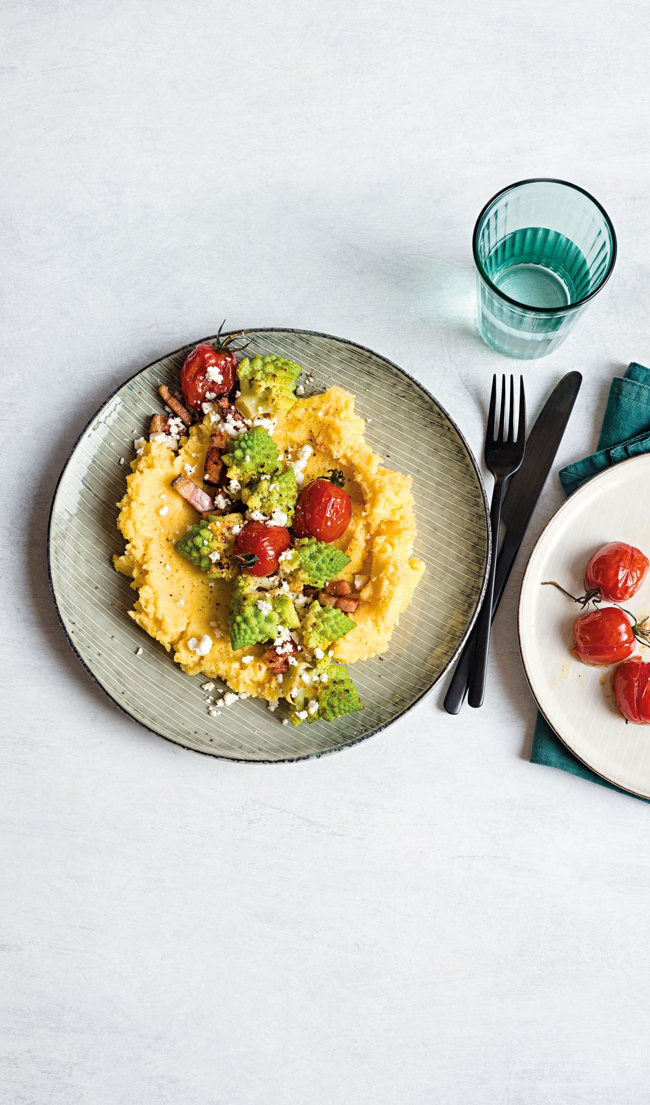 Polenta s romanescem, rajčaty a fetou.