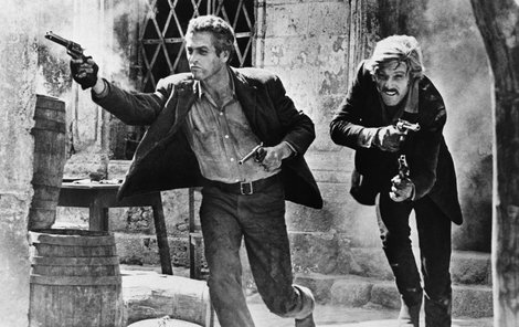 Poslední boj. Paul Newman (vlevo) a Robert Redford vyrážejí do boje s přesilou bolivijských vojáků.