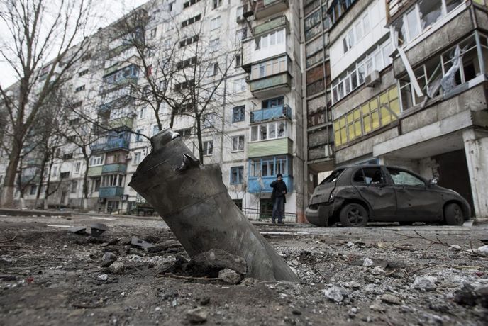 Část vybuchlé rakety Grad na sídlišti v ukrajinském Mariupolu