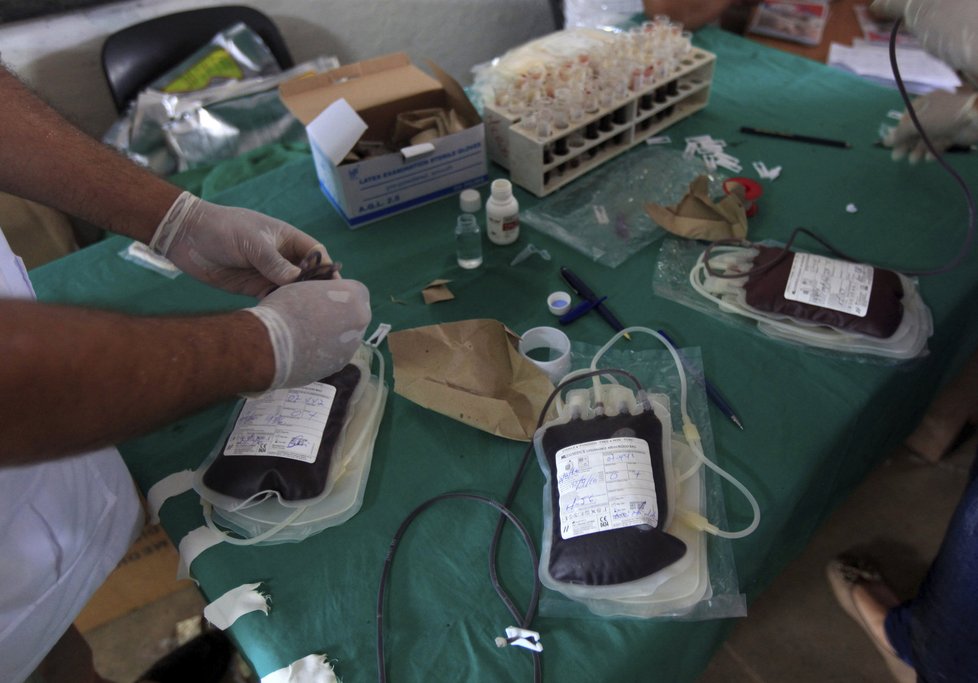 Darování krevních konzerv u příležitosti devadesátin Fidela Castra