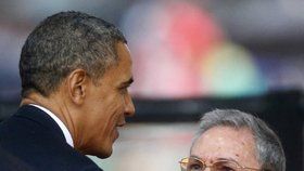 Americký prezident Barack Obama prolomil hradbu mlčení, když si potřásl rukou a pohovořil s kubánským prezidentem Raulem Catrem