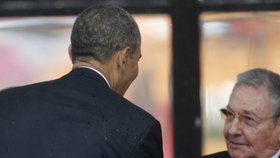 Americký prezident Barack Obama prolomil hradbu mlčení, když si potřásl rukou a pohovořil s kubánským prezidentem Raulem Catrem.