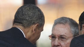 Americký prezident Barack Obama prolomil hradbu mlčení, když si potřásl rukou a pohovořil s kubánským prezidentem Raulem Catrem