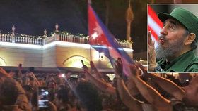 Kubánci v americkém Miami slaví smrt diktátora Fidela Castra.