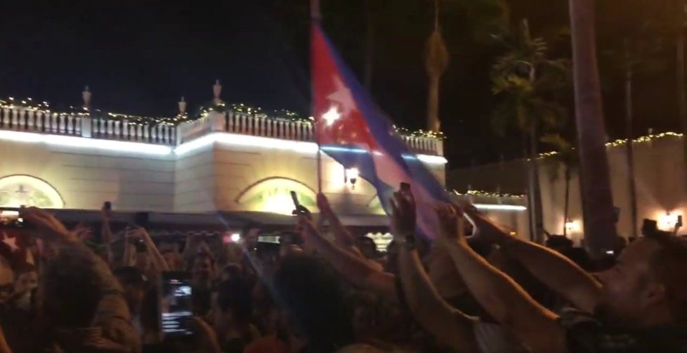 Kubánci v americkém Miami slaví smrt diktátora Fidela Castra.