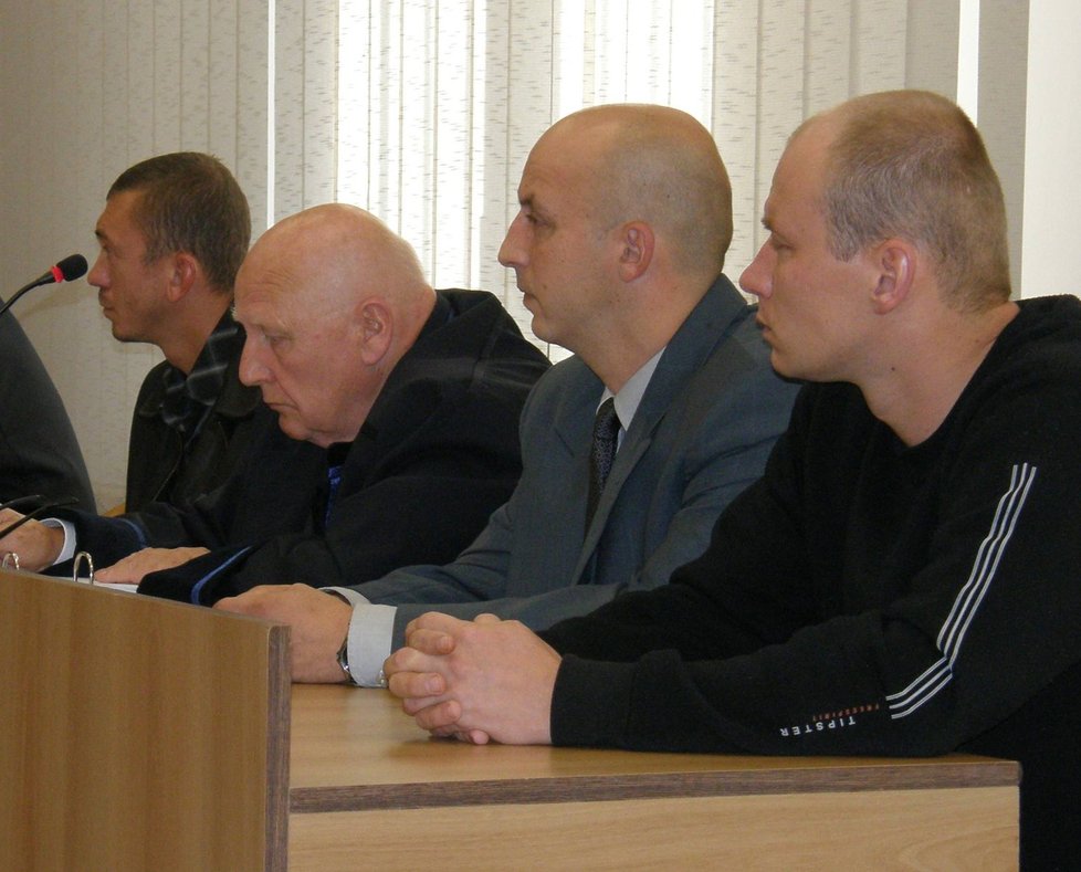 Zleva Antonín Krátký, jeho advokát Kolja Kubíček, Petr Dorocký a Jan Vala čekají na rozsudek
