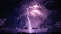 Bouřkové mraky, které vytvářejí fenomén Catatumbo lighting, vznikají ve výšce okolo jednoho kilometru nad zemí. Bouřkové mraky, které vytvářejí fenomén Catatumbo lighting, vznikají ve výšce okolo jednoho kilometru nad zemí.