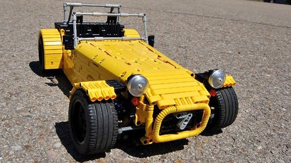 Caterham Super 7 jako funkční model z Lega