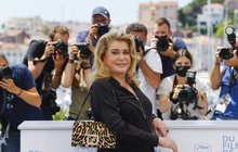 Legendární Catherine Deneuveová (77) v Cannes: VELKOLEPÝ NÁVRAT