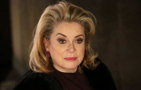 Tajemství Catherine Deneuve: Ženskost a nenucená elegance