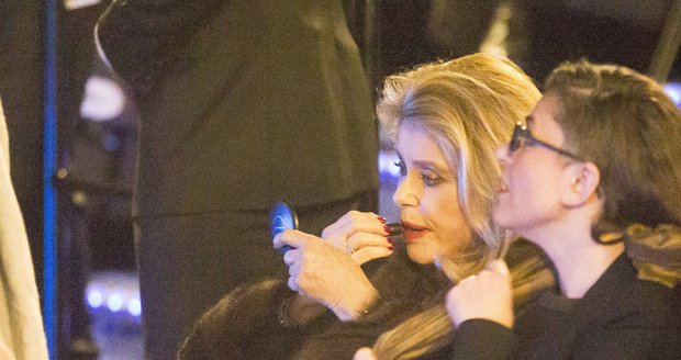 Catherine Deneuve na slavnostním zakončení Febiofestu dolaďovala make-up na poslední chvíli
