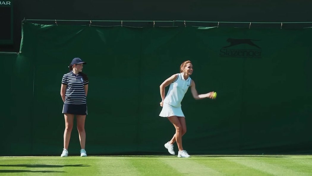 Princezna Kate a Roger Federer představují, jak vypadá práce tenisového sběrače míčků na slavném Wimbledonu.