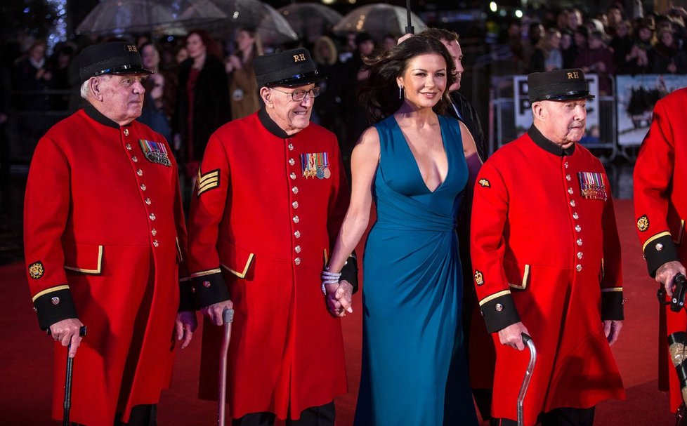 Catherine Zeta-Jones dráždila sexy rozparkem válečné veterány.