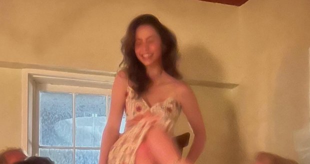 Dcera Catherine Zeta-Jonesové vytáhla máminy 25 let staré šaty!