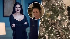 Catherine Zeta-Jones letos slaví Vánoce po vzoru Addamsových.