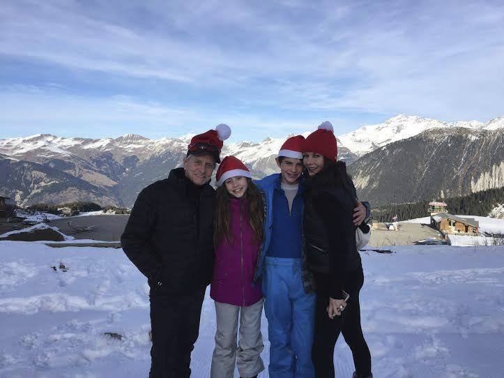 Catherine Zeta-Jones na horách s Michaelem Douglasem a jejich dětmi
