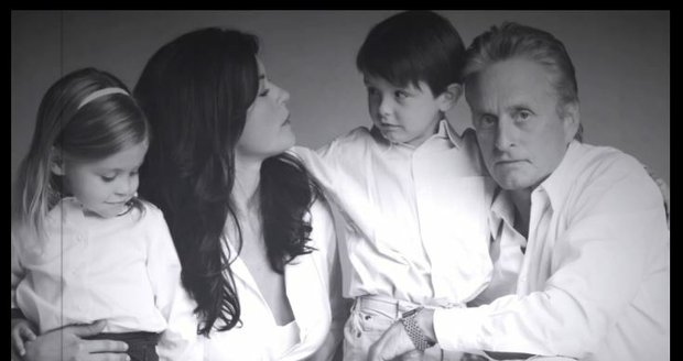Catherine Zeta-Jonesová a Michael Douglas se svými dvěma dětmi