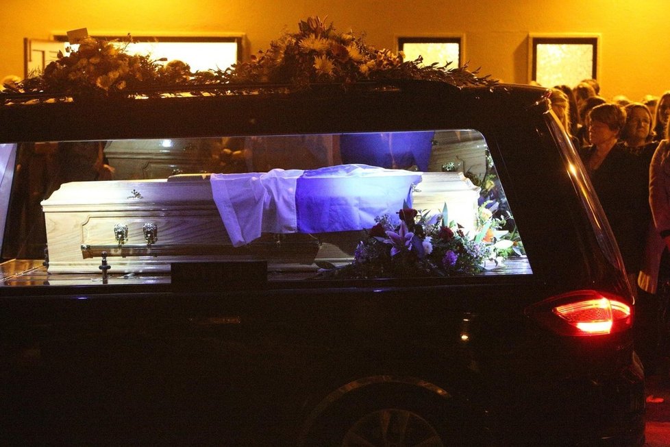 Pohřeb se konal v irské vesnici, kde žije Cathrionina rodina.