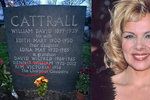 Herečka Kim Cattrall nechala vytesat své jméno na rodinný hrob.