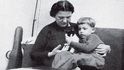 Manželka Adolfa Eichmanna s jejich čtvrtým synem Richardem, který se narodil již v Argentině