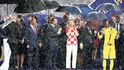 Předávání medailí v době, kdy konečně dorazili Putinovi poskoci s deštníky