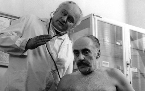 Herec Miloš Kopecký (vpravo) a psychiatr Miroslav Plzák během natáčení filmu Causa králík, 1979.