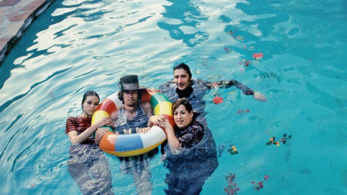 Frontman The Mamas and The Papas a autor hitu California Dreamin’, dvoumetrový kytarista, textař, skladatel a zpěvák John Phillips, v sobě spojil hudebního a obchodního génia. Do kapely obsadil nejhezčí i nejtlustší zpěvačku své doby a přikázal jim mít na koncertech rozpuštěné vlasy. Frontman The Mamas and The Papas a autor hitu California Dreamin’, dvoumetrový kytarista, textař, skladatel a zpěvák John Phillips, v sobě spojil hudebního a obchodního génia. Do kapely obsadil nejhezčí i nejtlustší zpěvačku své doby a přikázal jim mít na koncertech rozpuštěné vlasy.