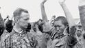 Německá propaganda ve své rasistické nadřazenosti mezi sovětskými zajatci ráda prezentovala „Mongoly“ – příslušníky tehdejších středoasijských sovětských republik, avšak ani řetěz porážek nevedl k zničení Rudé armády, která si stále uchovávala bojeschopnost Německá propaganda ve své rasistické nadřazenosti mezi sovětskými zajatci ráda prezentovala „Mongoly“ – příslušníky tehdejších středoasijských sovětských republik, avšak ani řetěz porážek nevedl k zničení Rudé armády, která si stále uchovávala bojeschopnost