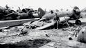 Zničené sovětské letiště v litevském Kaunasu – podobný obrázek v červnu 1941 nabízela většina prvosledových letišť „Stalinových sokolů“… Zničené sovětské letiště v litevském Kaunasu – podobný obrázek v červnu 1941 nabízela většina prvosledových letišť „Stalinových sokolů“…