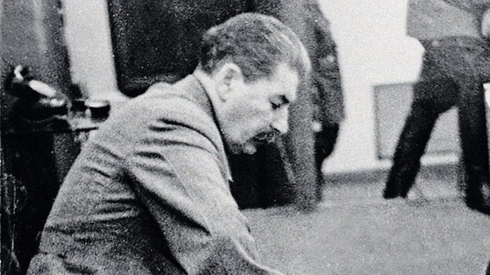Zdrcený Stalin po zprávách o německém útoku – unikátní snímek, který se za jeho života na veřejnost nedostal… Zdrcený Stalin po zprávách o německém útoku – unikátní snímek, který se za jeho života na veřejnost nedostal…