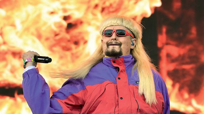 V roce 2016 zpěvák přivedl na svět tuhle hlučnou, chaotickou a vizuálně bizarní postavu s účesem podle hrnce, zvonáči a retrošusťákovkou V roce 2016 zpěvák přivedl na svět tuhle hlučnou, chaotickou a vizuálně bizarní postavu s účesem podle hrnce, zvonáči a retrošusťákovkou