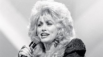 Dolly Partonová: Blonďaté legenda, která z chudé chatrče vystoupala až na nejvyšší vrchol country Dolly Partonová: Blonďaté legenda, která z chudé chatrče vystoupala až na nejvyšší vrchol country