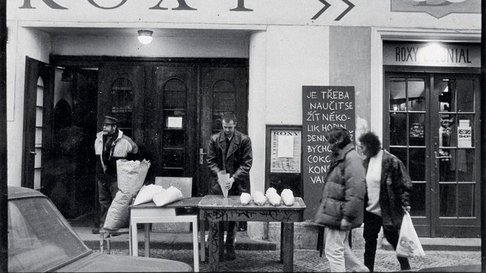 Průčelí Roxy, nejspíš z roku 1998. Vpravo dnes již neexistující koloniál. Průčelí Roxy, nejspíš z roku 1998. Vpravo dnes již neexistující koloniál.