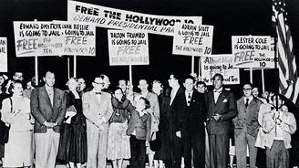 Když Hollywood trestá. Desítka filmařů byla kvůli údajnému členství v Komunistické straně na blacklistu Když Hollywood trestá. Desítka filmařů byla kvůli údajnému členství v Komunistické straně na blacklistu