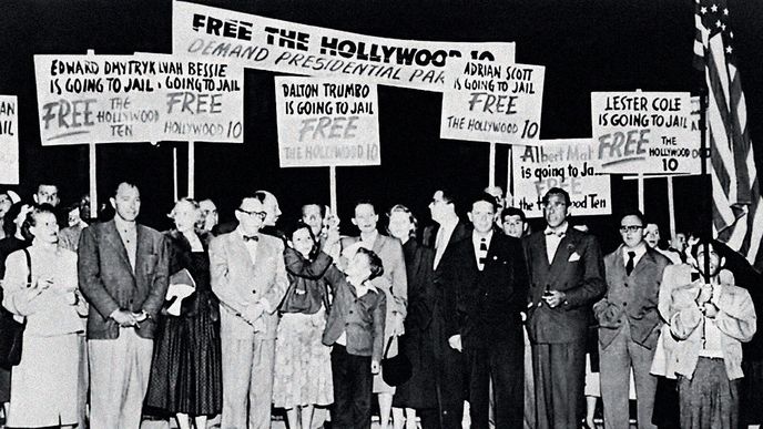 Napoprvé část veřejnosti i Hollywoodu lidi odsouzené HUAC ještě podporovala. Demonstrace na podporu tzv. Hollywoodské desítky v roce 1950, čtvrtý zleva stojí scenárista Dalton Trumbo, který se právě chystá nastoupit do vězení. Napoprvé část veřejnosti i Hollywoodu lidi odsouzené HUAC ještě podporovala. Demonstrace na podporu tzv. Hollywoodské desítky v roce 1950, čtvrtý zleva stojí scenárista Dalton Trumbo, který se právě chystá nastoupit do vězení.