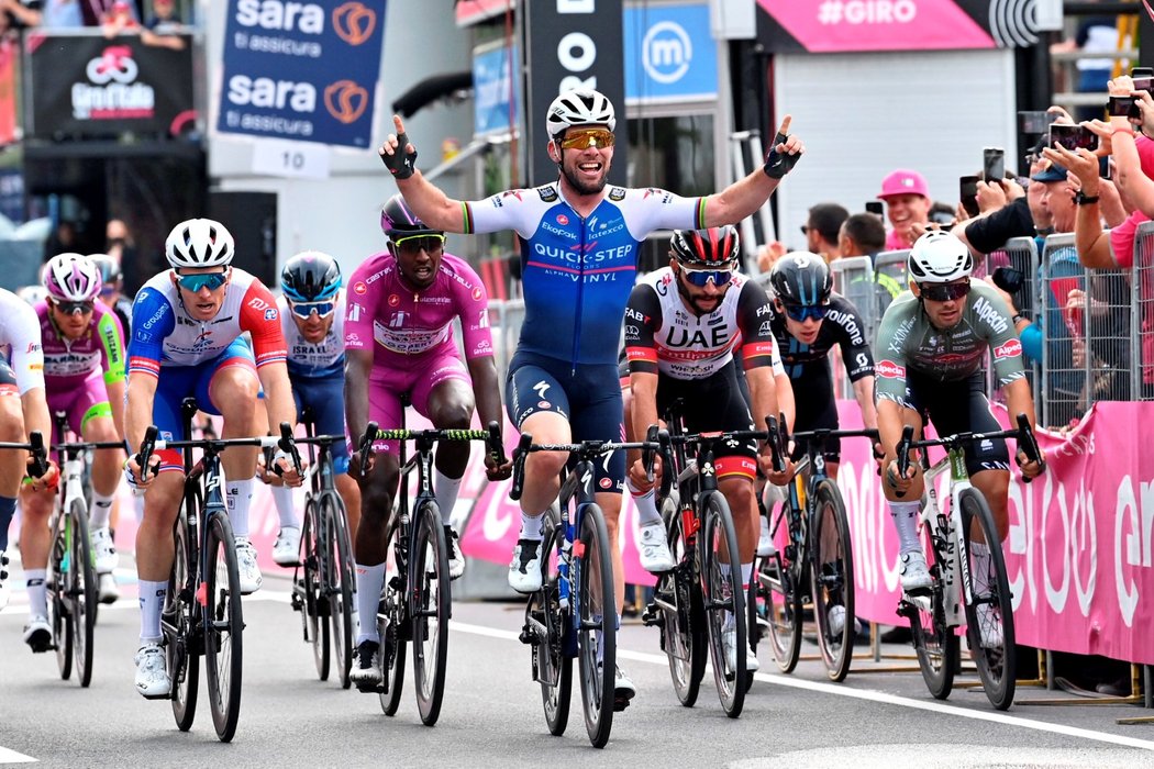 Závěr etapy na Giro d´Italia v čele vítěz Mark Cavendish