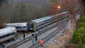 Vlak se 139 cestujícími vletěl do nákladní lokomotivy. Na místě jsou mrtví