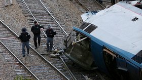 Vlak se 139 cestujícími vletěl do nákladní lokomotivy. Na místě jsou mrtví