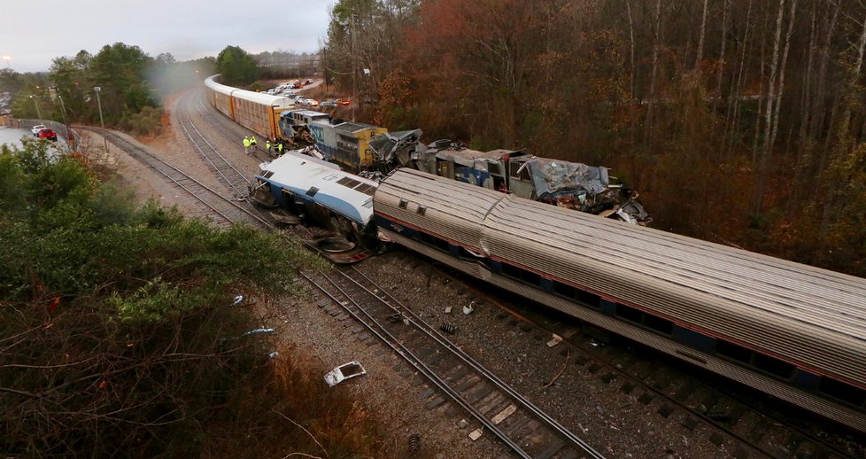 Vlak se 139 cestujícími vletěl do nákladní lokomotivy. Na místě jsou mrtví.