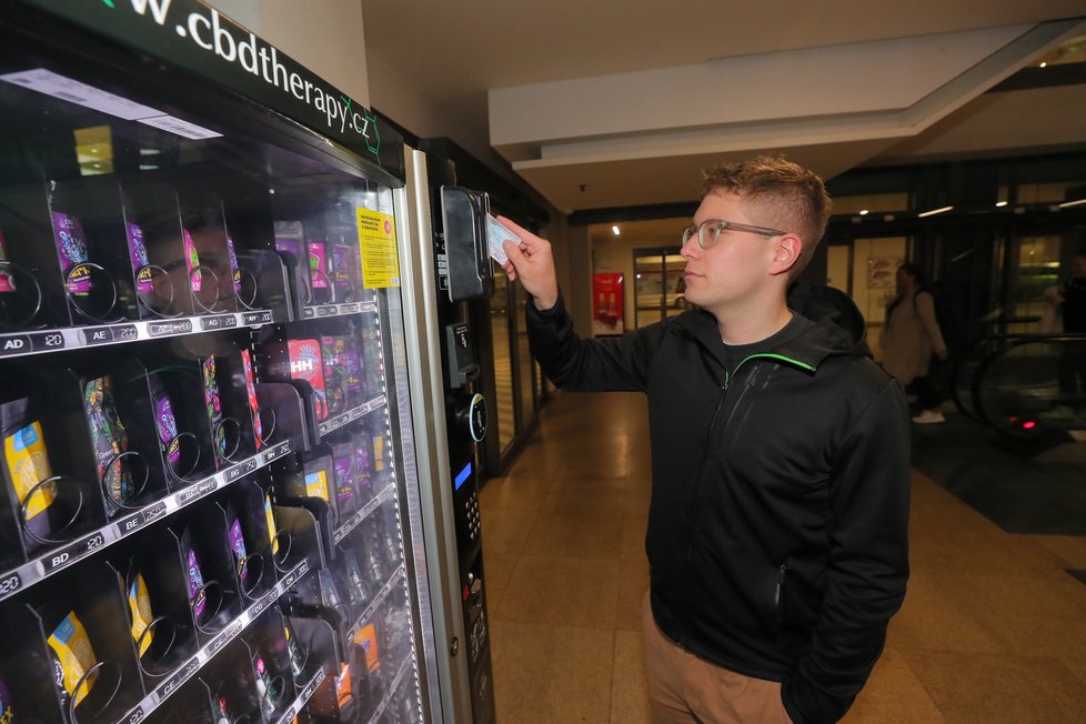 Reportéři Blesku zkoušeli čtečku občanek u několika automatů v různých částech Prahy.